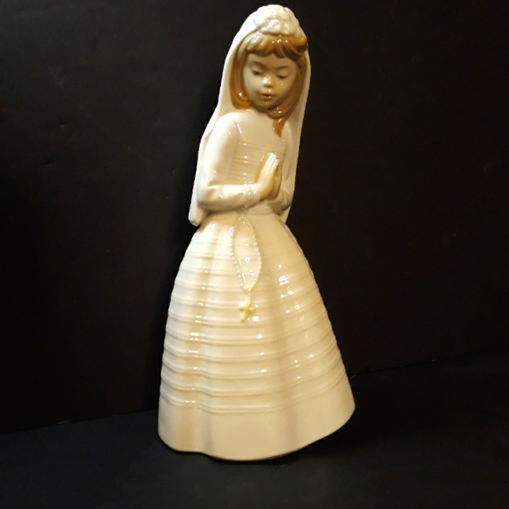 NAO by Lladro Girl Praying (Communion) figurine #0236
